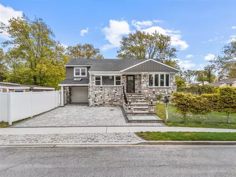 44 Bruce Ln, North Hempstead, NY 11590