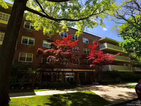 50 Hillpark Ave #3E, North Hempstead, NY 11021