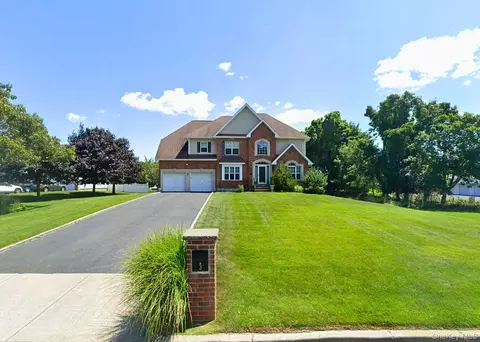 3 Mercedes Ct, Patchogue, NY 11772