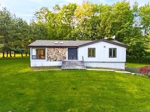 4 Hobart Ct, Clarkstown, NY 10956