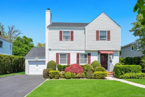 107 Pine St, Garden City, NY 11530