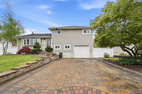 572 Benjamin Rd, North Babylon, NY 11703