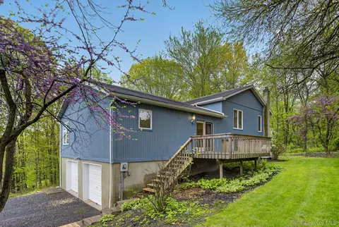 12 Hillside Dr, Marlboro, NY 12542