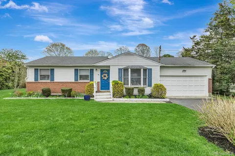 59 Homewood Dr, Hampton Bays, NY 11946