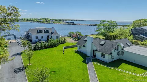 53 Old Neck Rd S, Center Moriches, NY 11934