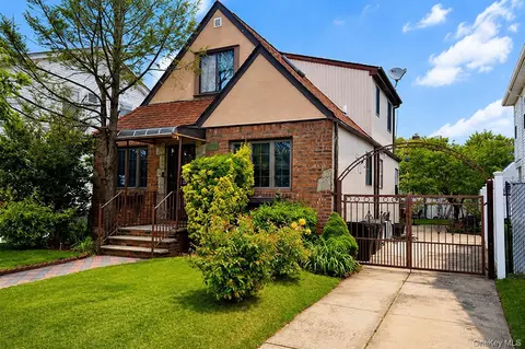 8217 263rd St, Glen Oaks, NY 11004