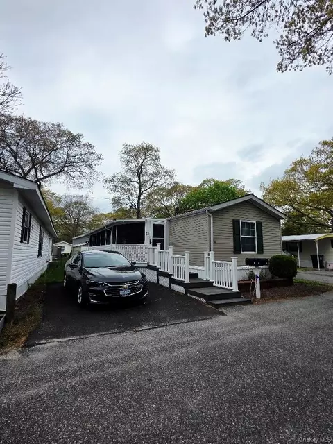 37 Hubbard Ave #74, Riverhead, NY 11901