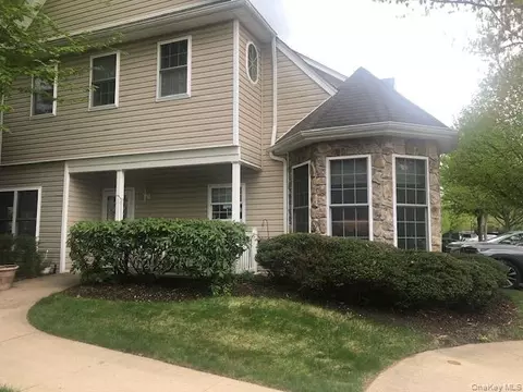 170 Larry Ln, Dix Hills, NY 11746
