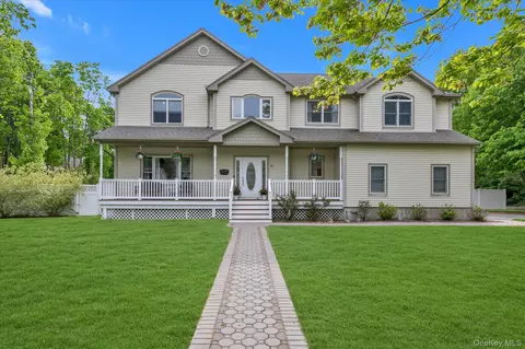 31 9th Ave, Kings Park, NY 11754