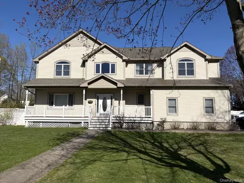 31 9th Ave, Kings Park, NY 11754