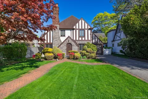19 Addison Pl, Rockville Centre, NY 11570