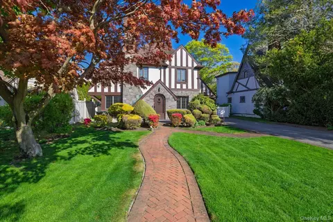 19 Addison Pl, Rockville Centre, NY 11570