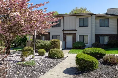 1001 Skyline Dr, Coram, NY 11727
