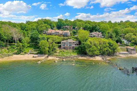 35 Sunview Dr, Glen Cove, NY 11542