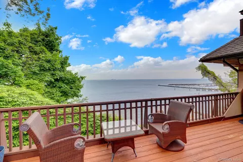 35 Sunview Dr, Glen Cove, NY 11542