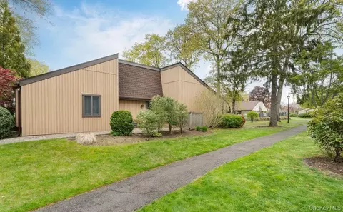 84 Strathmore Gate Dr, Stony Brook, NY 11790
