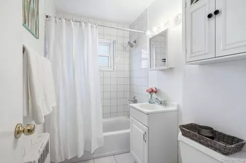 Bath - 1879 Crompond Rd #C10, Peekskill, NY 10566 photo 1 of 1