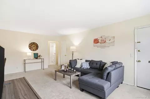 Living - 1879 Crompond Rd #C10, Peekskill, NY 10566 photo 2 of 3