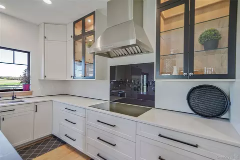 Kitchen - 52 Tyler Dr, Riverhead, NY 11901 photo 3 of 4