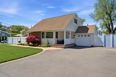149 Raleigh Ln, West Islip, NY 11795