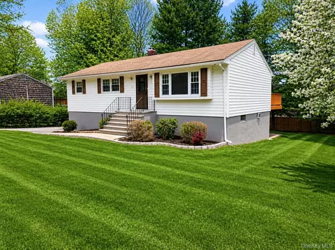 15 Pleasant Dr, Highland Mills, NY 10930