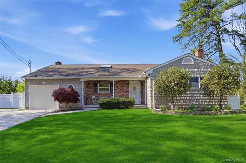 15 7th Ave, Smithtown, NY 11787