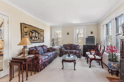 150 Burns St #3F, Forest Hills, NY 11375