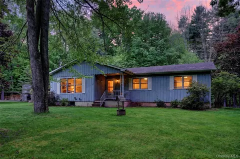 11 Fairway Dr, Highland, NY 12743