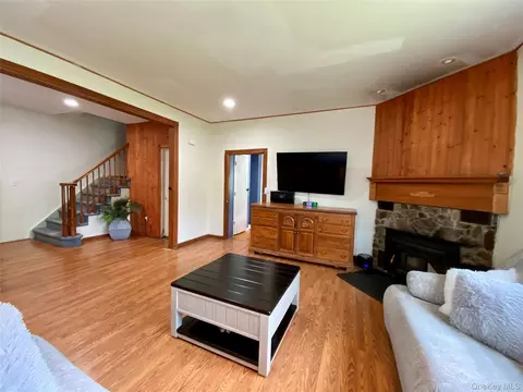 Living - 10 Willard Pl, Monroe, NY 10950 photo 4 of 4