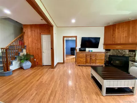 Living - 10 Willard Pl, Monroe, NY 10950 photo 3 of 4