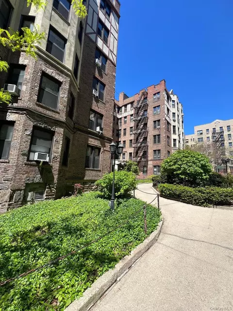 754 Brady Ave #201, New York, NY 10462