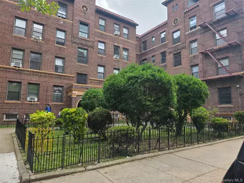 62-64 Saunders St #Q4, New York, NY 11374
