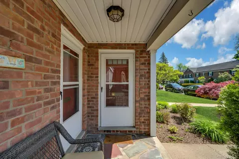 45 Robins Cres #45, New Rochelle, NY 10801