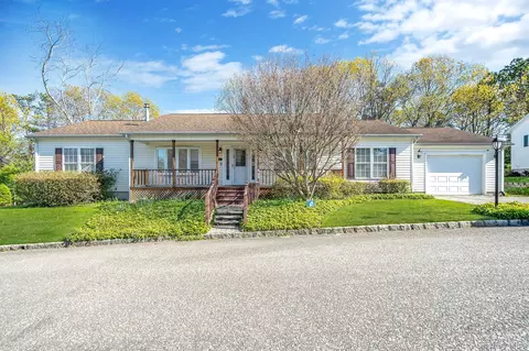 1407 Middle Rd #253, Calverton, NY 11933