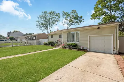 787 Frankford Rd, West Babylon, NY 11704