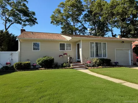 787 Frankford Rd, West Babylon, NY 11704