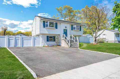 10 Charter Rd, Selden, NY 11784