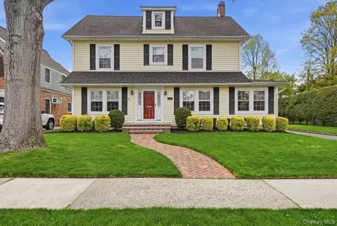 15 Kensington Rd, Garden City, NY 11530