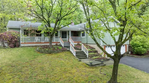 17 Highridge Dr, Huntington, NY 11743