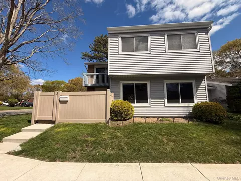 212 Springmeadow Dr #M, Holbrook, NY 11741