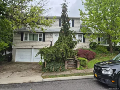 2 Huron St, Glen Head, NY 11545