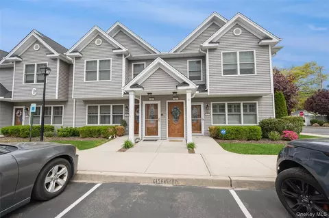 608 Carman Ave #C2, Westbury, NY 11590