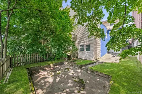 Exterior - 931 Diven St, Peekskill, NY 10566 photo 7 of 9