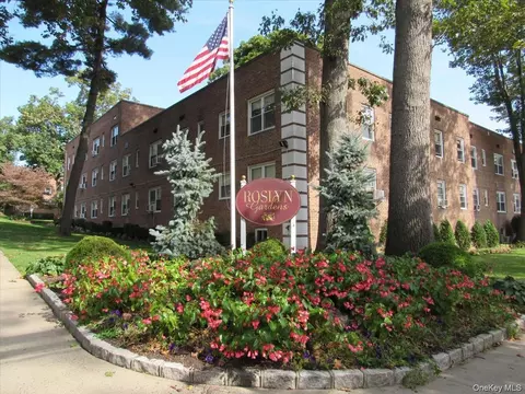 14 Edwards St #2A, North Hempstead, NY 11577