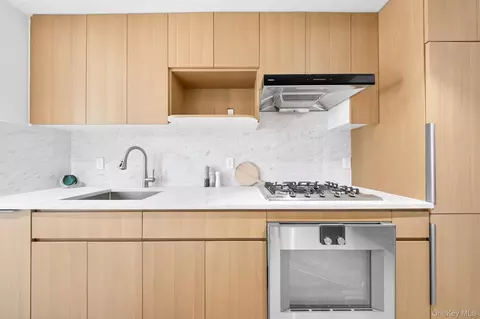 Kitchen - 133-25 37th Ave #8D, Flushing, NY 11354 photo 7 of 9