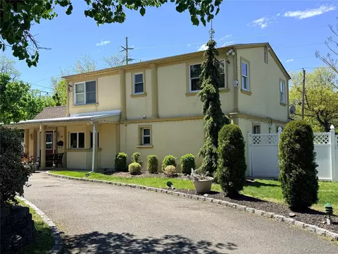 66 Grace Ln, Levittown, NY 11756