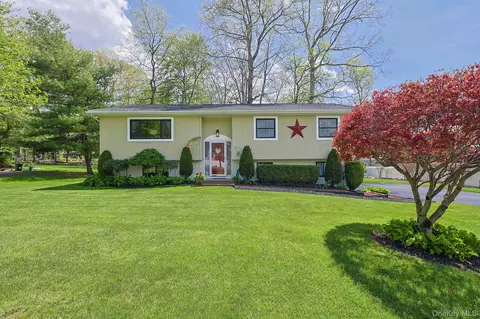 17 Red Oak Ter, Newburgh, NY 12550