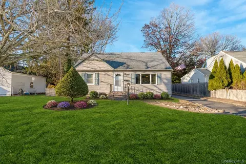 116 E 13th St, Huntington Station, NY 11746