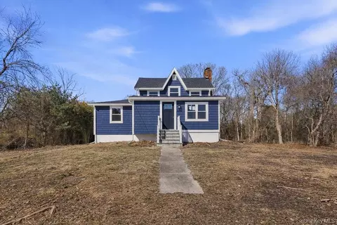 452 Montauk Hwy, East Quogue, NY 11942