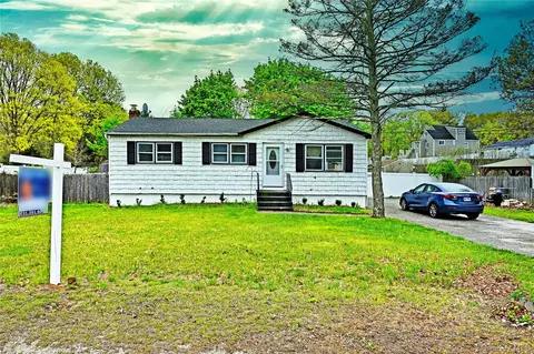 40 Hawkins Rd, Centereach, NY 11720